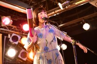 バズーカを抱えて歌う吉澤嘉代子。