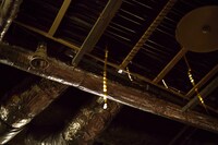 天井に引っかかってしまった金テープ。