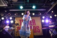 赤い靴の演奏をバックに歌う吉澤嘉代子。