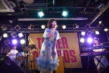 赤い靴の演奏をバックに歌う吉澤嘉代子。
