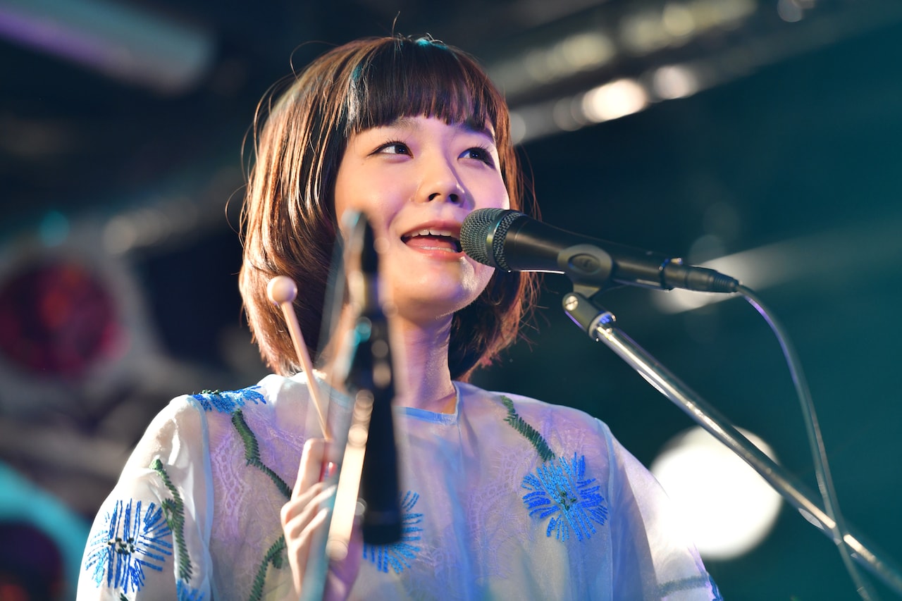 吉澤嘉代子「ミューズ」発売記念ライブ、赤い靴と一緒に「時代を生き抜くセトリ」披露