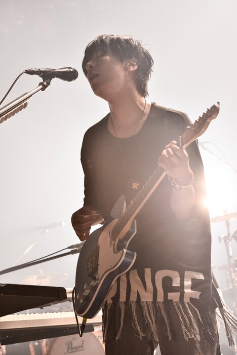 ホリエアツシ（Vo, G, Piano）（Photo by Rui Hashimoto［SOUND SHOOTER］）