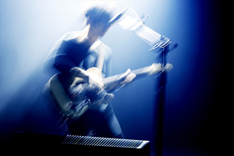 TK（Vo, G）（撮影：岡田貴之）