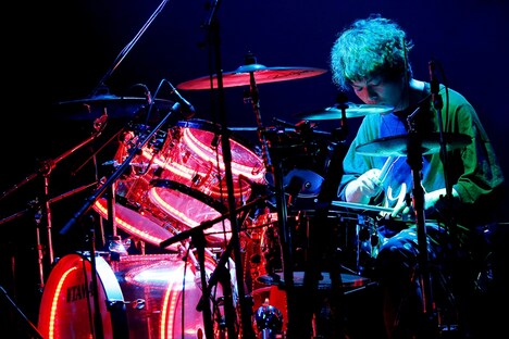 ピエール中野（Dr）（撮影：岡田貴之）