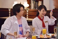 日本テレビ「崖っぷちホテル！」最終回より、江口竜二、鳳来ハル。  (c)NTV