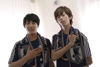 胸に手を当てるユースケと“心臓を捧げる”リョウガ。