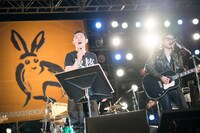 TOSHI-LOW（BRAHMAN、OVERGROUND ACOUSTIC UNDERGROUND）と斉藤和義。