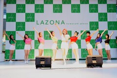 ラゾーナ川崎で「GREAT！」コール、MOMOLANDが日本デビュー記念フリーライブ