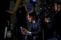 撮影中の北村匠海。