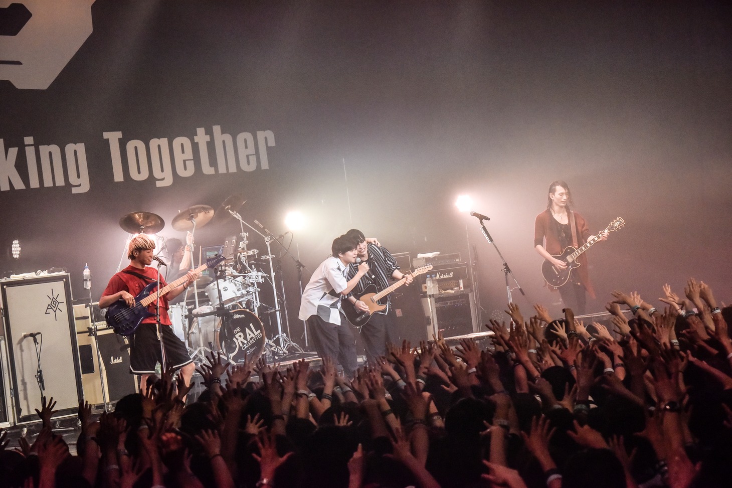 「ReI」を披露するTHE ORAL CIGARETTESとぼくのりりっくのぼうよみ。（Photo by AZUSA TAKADA）
