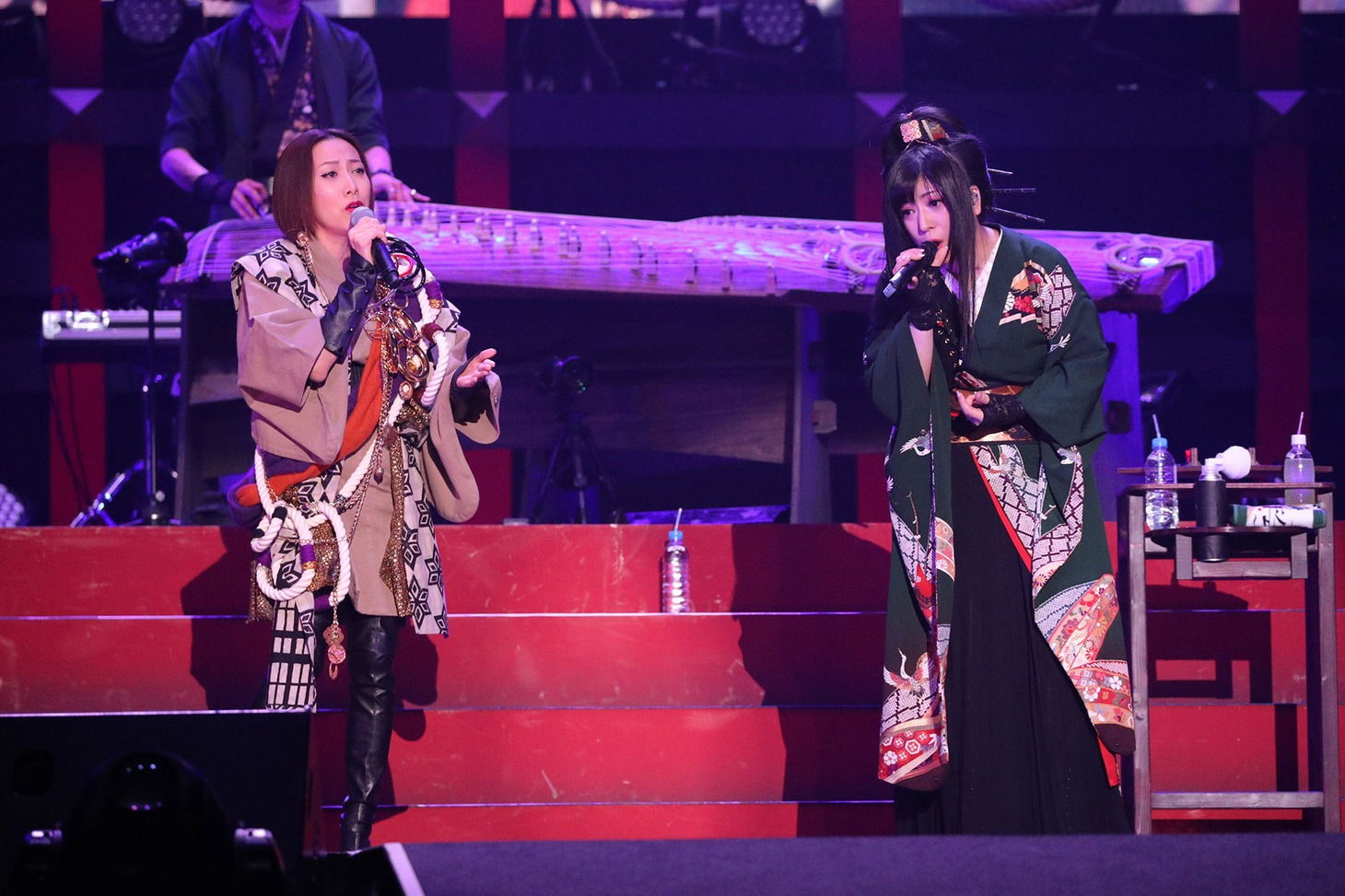 左から一青窈、鈴華（Vo）。