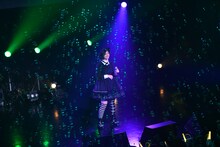 大量のシャボン玉に包まれる小林歌穂。