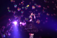 大量のシャボン玉に包まれながら「藍色のMonday」を歌う小林歌穂。