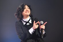 椎名林檎のカバー「自由へ道連れ」の決めでなぜか「ゲッツ！」のポーズを取ってしまい、のちに後悔する小林歌穂。