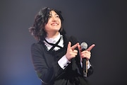 椎名林檎のカバー「自由へ道連れ」の決めでなぜか「ゲッツ!」のポーズを取ってしまい、のちに後悔する小林歌穂。