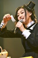 チケット半券を使ったクジの番号を読み上げる小林歌穂。