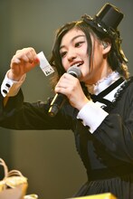 チケット半券を使ったクジの番号を読み上げる小林歌穂。