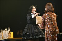 ぽーランド住民にプレゼントを手渡す小林歌穂。