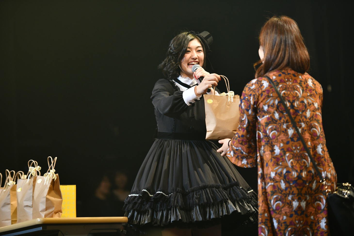 ぽーランド住民にプレゼントを手渡す小林歌穂。