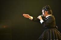 観客を目分量で二手に分ける小林歌穂。