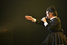 観客を目分量で二手に分ける小林歌穂。