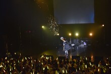 巨大なクラッカーを鳴らす小林歌穂。