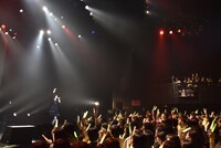 ぽーランド住民と共に「ゼッテーアナーキー」を合唱する小林歌穂。