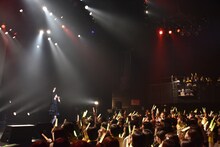 ぽーランド住民と共に「ゼッテーアナーキー」を合唱する小林歌穂。