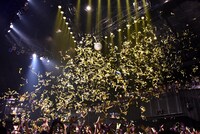 アンコールが終了し、小林がステージを去ったあとでフロアに発射された大量の金テープ。