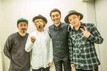 10-FEETと司会の大抜卓人。（Photo by HayachiN）