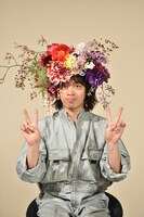 人気画像7位は「峯田和伸の頭で石原さとみが生け花『高嶺の花』新ビジュアル公開」より、峯田和伸。 (c)日本テレビ