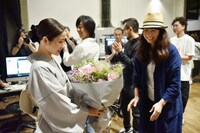 撮影を終え、花をプレゼントされた石原さとみ。(c)日本テレビ