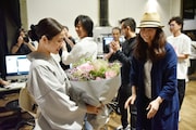 撮影を終え、花をプレゼントされた石原さとみ。(c)日本テレビ