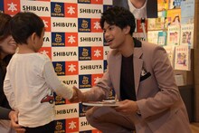 誕生日を迎えた小さなファン（左）のためにバースデーソングを歌う森崎ウィン（PrizmaX）。