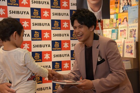 小さなファンと笑顔で会話する森崎ウィン（PrizmaX）。