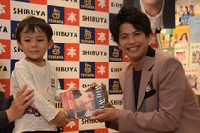 小さなファンとふれあう森崎ウィン（PrizmaX）。