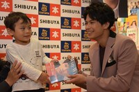 小さなファンとふれあう森崎ウィン（PrizmaX）。