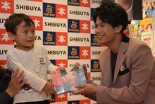 小さなファンとふれあう森崎ウィン（PrizmaX）。