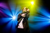 花束を抱き寄せる志磨遼平（Vo, G）。（撮影：森好弘）