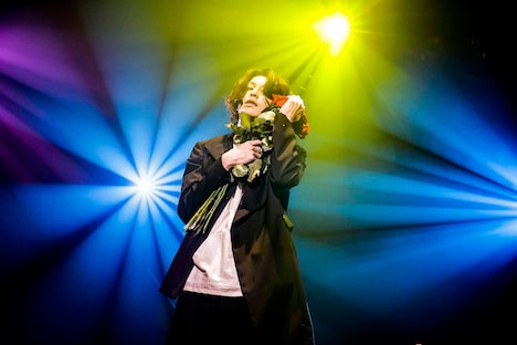 花束を抱き寄せる志磨遼平（Vo, G）。（撮影：森好弘）