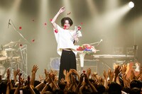 花びらを振りまく志磨遼平（Vo, G）。（撮影：森好弘）