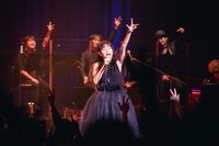 “ケケケダンス”を踊る吉澤嘉代子とストリングスカルテット。（撮影：山川哲矢）