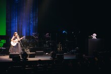 愛犬ウィンディと一緒に「23歳」を歌う吉澤嘉代子。（撮影：山川哲矢）