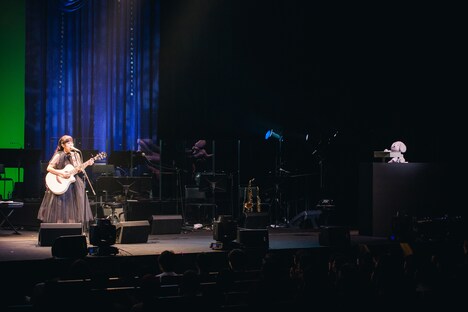 愛犬ウィンディと一緒に「23歳」を歌う吉澤嘉代子。（撮影：山川哲矢）