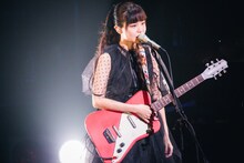 大人編ではショートボブの子供編から「15年経っているから」とロングのポニーテール姿で登場した吉澤嘉代子。（撮影：山川哲矢）