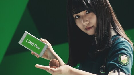 「LINE Pay 10円ピンポン篇」テレビCMのワンシーン。