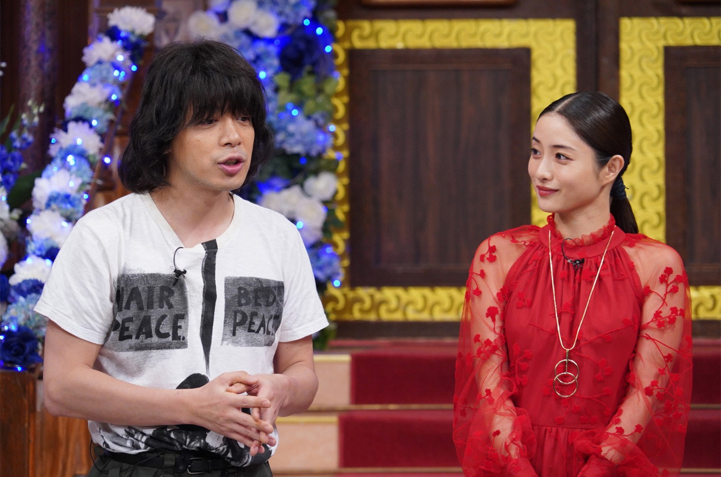 左から峯田和伸、石原さとみ。(c)日本テレビ