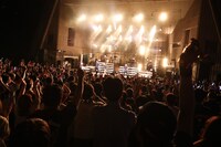 「May'n Hall Tour 2018『and You』～BE SUNNY!!!～」の様子。