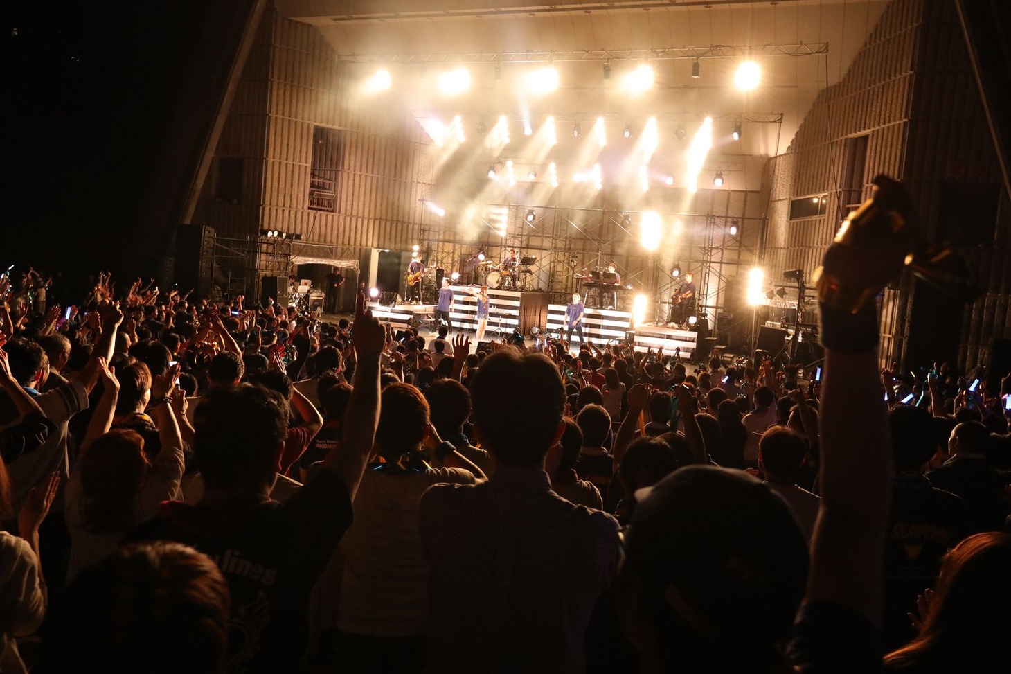 「May'n Hall Tour 2018『and You』～BE SUNNY!!!～」の様子。