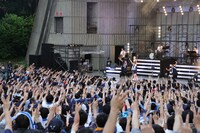 「May'n Hall Tour 2018『and You』～BE SUNNY!!!～」の様子。